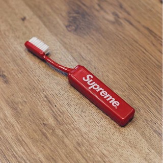 Bàn chải đánh răng Supreme
