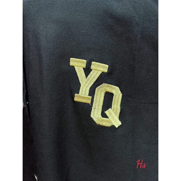 Áo khoác thêu YQ chữ vàng HS | BigBuy360 - bigbuy360.vn