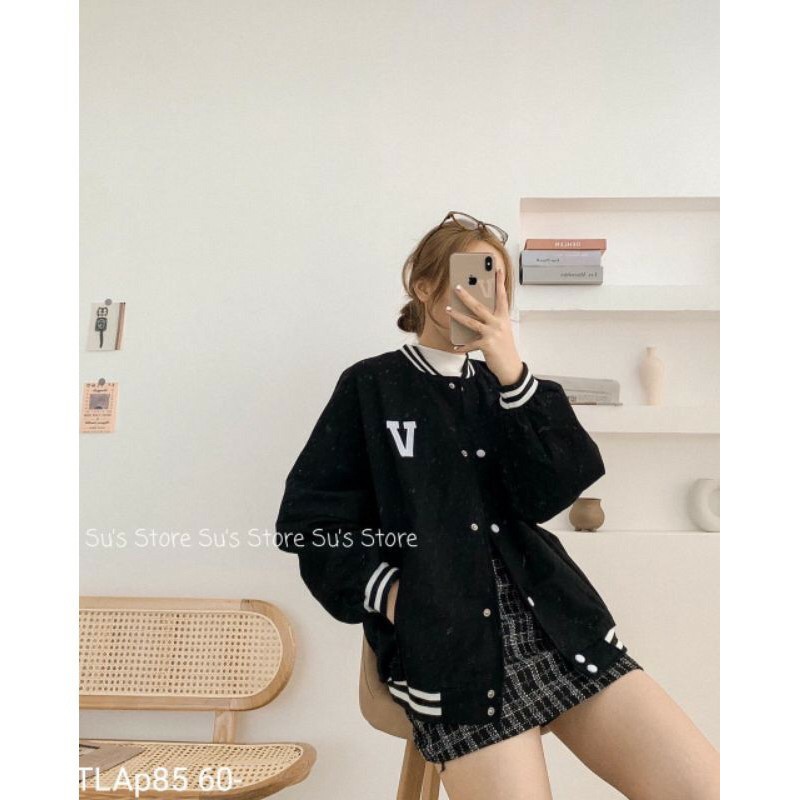 Áo khoác nữ bomber phối viền in chữ V trẻ trung | BigBuy360 - bigbuy360.vn
