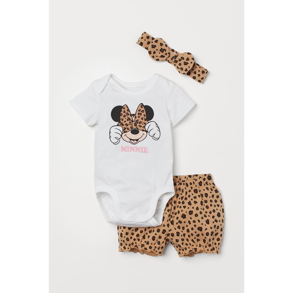 Set 3 chi tiết sơ sinh gồm băng đô beo, body in hình Minnie, shorts beo, Hờ mờ UK săn SALE