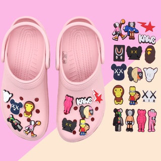 KAWS chủ đề Crocs Thời trang Hoạt hình violent bear DIY Shoe Charms Jibbitz pvc Dép xăng đan accessories Phụ kiện dép Với 1000 Mẫu decorate Lựa Chọn Phụ kiện giày dép nam và trẻ em