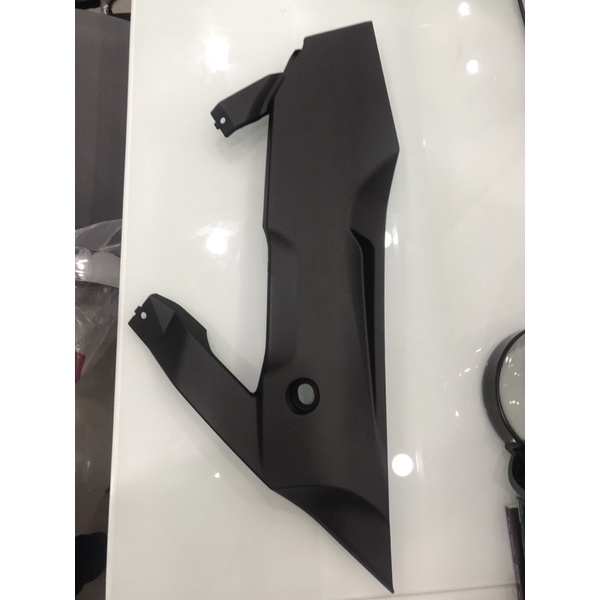 Ốp thân phải dùng cho xe R15V3 chính hãng Yamaha - Yamaha Town Hương Quỳnh