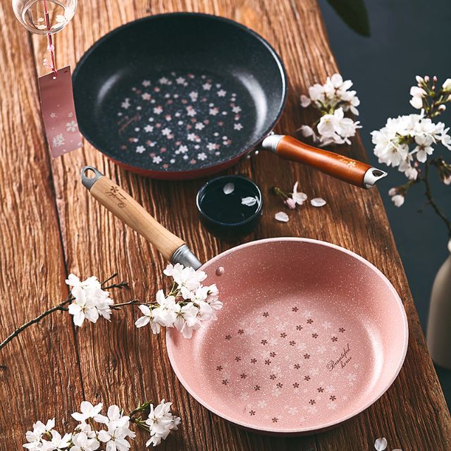 Chảo Sakura chống dính đáy từ màu hồng phong cách hoa anh đào dễ thương