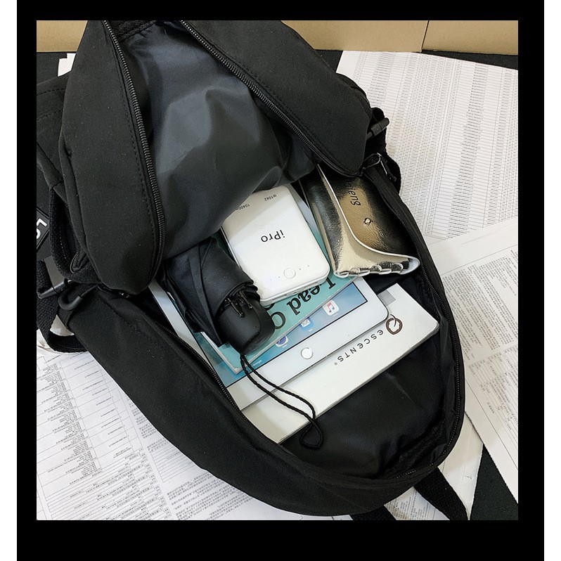 Balo học sinh móc treo ở giữa