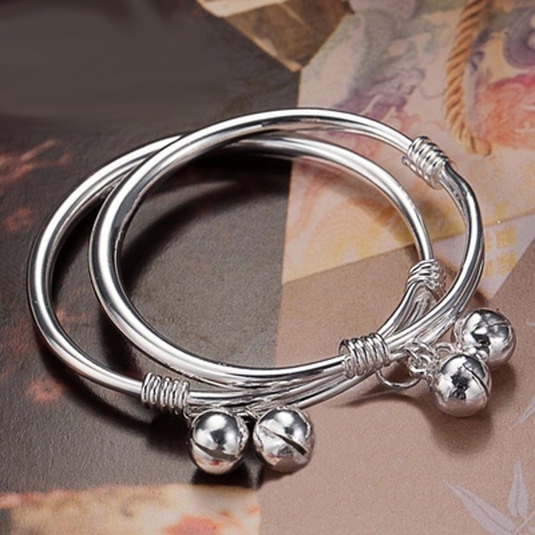 Vòng tay mạ bạc đính chuông xinh xắn cho bé