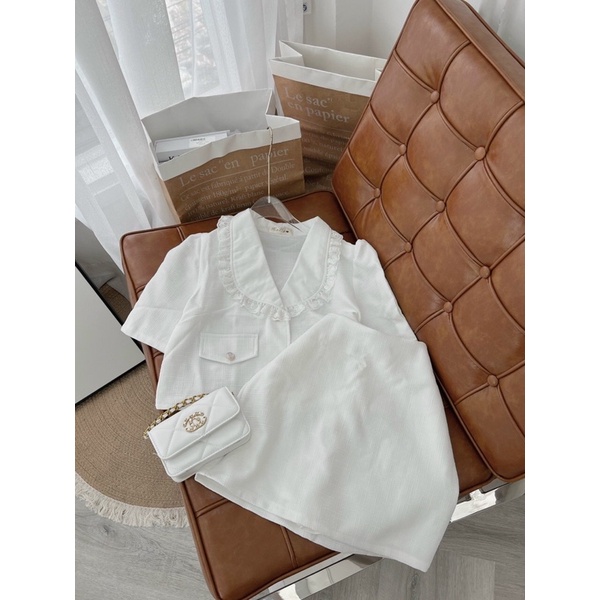 Set Áo Cổ Vest Viền Ren Và Chân Váy Chữ A