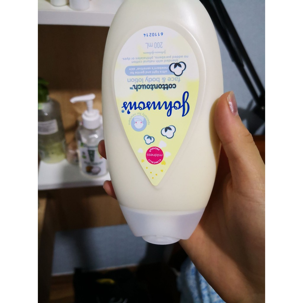 Lotion dưỡng ẩm Johnson's Baby 200ml giúp da bé mềm mại và mịn màng