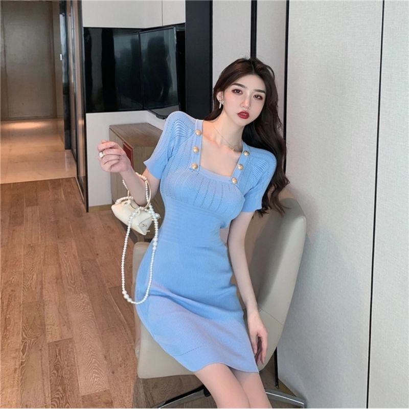 Đầm len body cổ vuông đính nút
