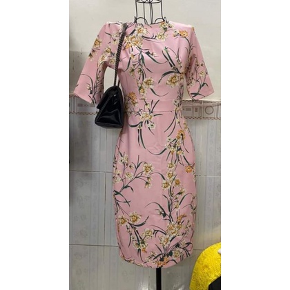 đầm thiết kế màu hồng với họa tiết hoa