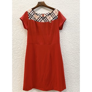 Đầm Nữ Burbery Cổ Tròn Phối Nút