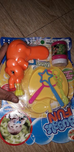 Đồ chơi thổi bông bóng xà bông bằng cơ rất đẹp