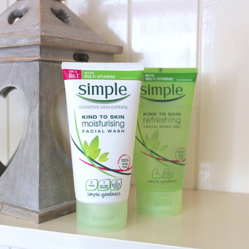 Sữa Rửa Mặt Simple Dành Cho Da Khô, Da Nhạy Cảm Moisturising Facial Wash 150ml Hasaki Sản Phẩm Chính Hãng