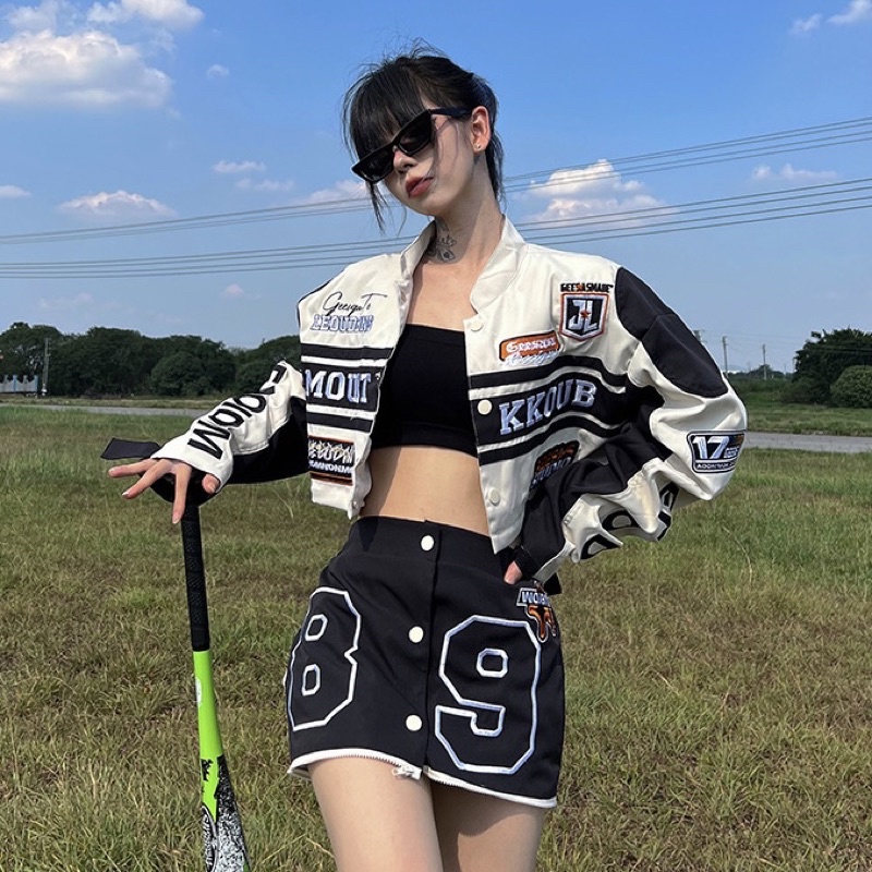 Áo khoác mặc được 3 kiểu: Áo croptop, chân váy, áo khoác