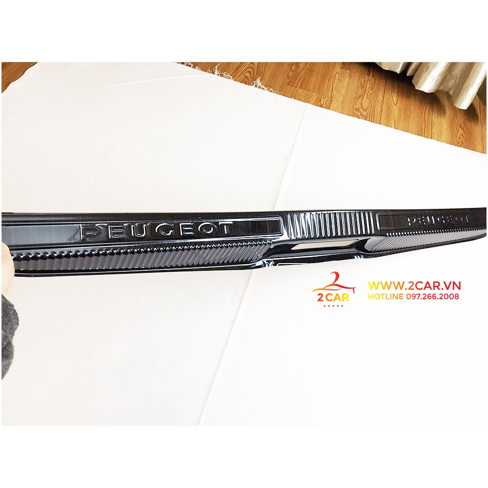 Ốp chống trầy cốp trong xe Peugeot 5008, chất liệu Titan