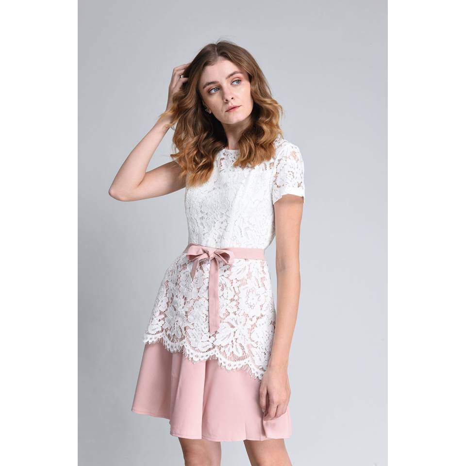 Đầm Stradivarius ren cột eo