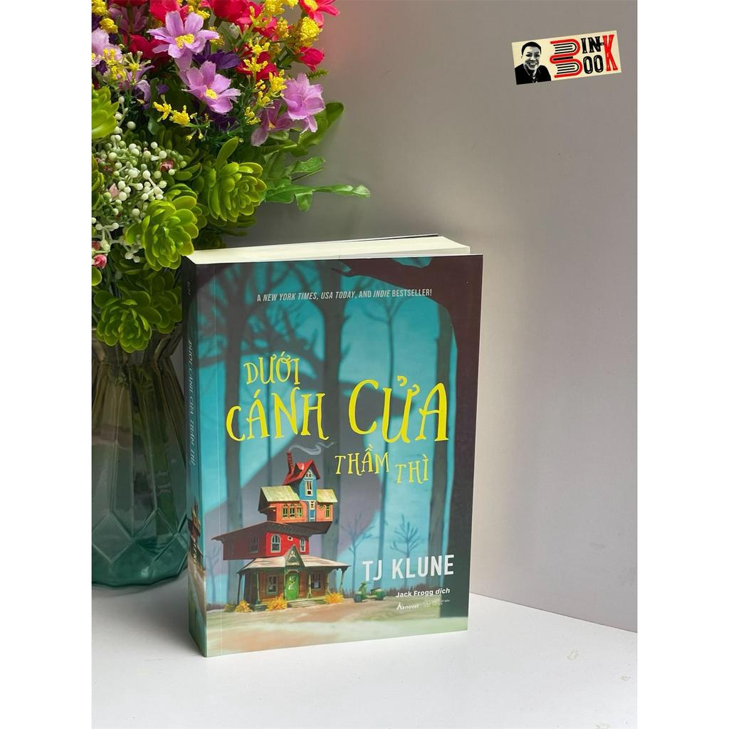Sách - Dưới Cánh Cửa Thầm Thì – TJ Klune – Jack Frogg dịch – Asbooks – AZ Vietnam – NXB Thế Giới (Bìa mềm)