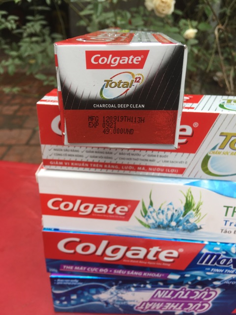 KEM ĐÁNH RĂNG COLGATE TOTAL THAN HOẠT TÍNH 190g