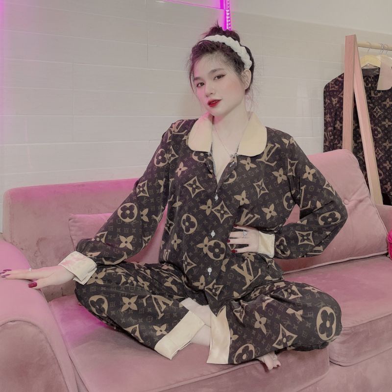 ĐỒ BỘ - ĐỒ NGỦ PIJAMA LỤA MANGO CỔ SEN TAY DÀI QUẦN DÀI , TAY PHỒNG GÀI NÚT HỌA TIẾT LV Big size
