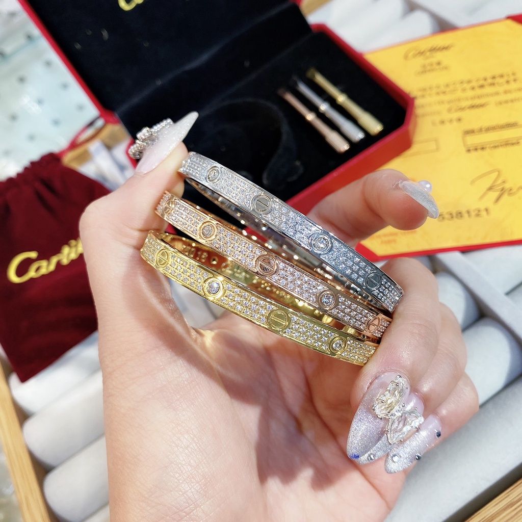 Vòng tay titan nữ CATIER đính full đá Xoàn có dập logo bên trong kèm Full Box - Có kèm vít mở khoá và đính xoàn hột chủ