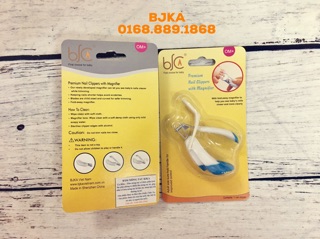 Bấm móng tay cho bé có kính lúp