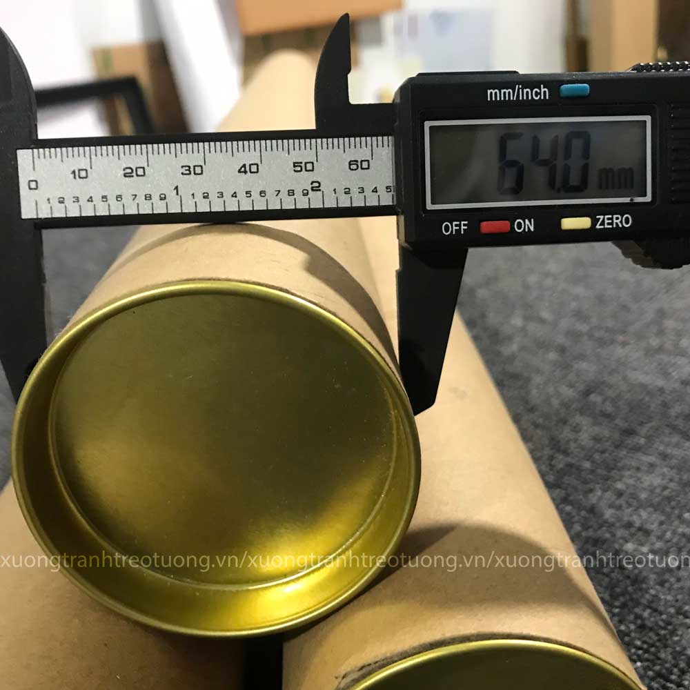Ống Giấy Tube đựng Poster, bản vẽ, tranh liễn. Đường kính 64mm, Có sẵn nắp nhôm đậy 2 đầu. ống dày 2mm, nhiều kích thước