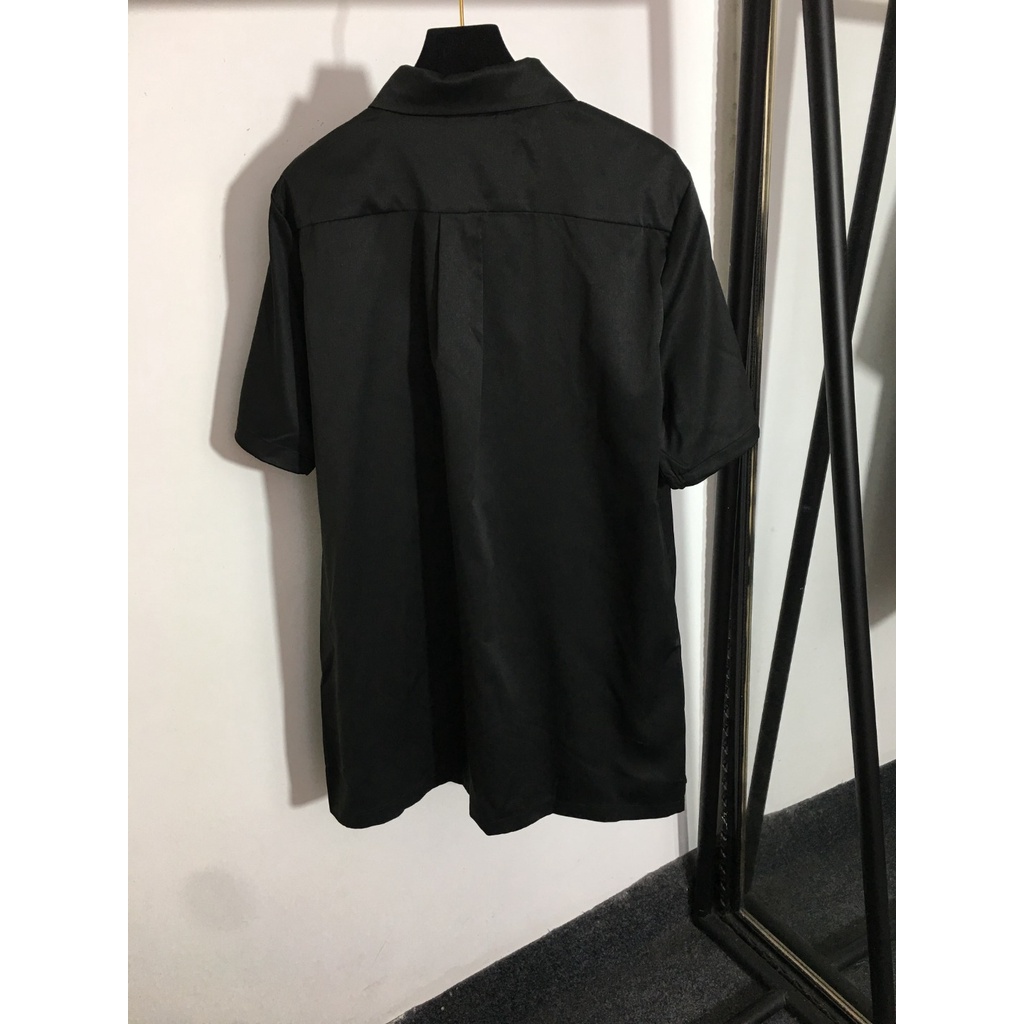 Áo sơ mi nữ thời trang cao cấp Prada với thiết kế basic có túi nắp và dây kèm dây đeo cổ có logo Prada