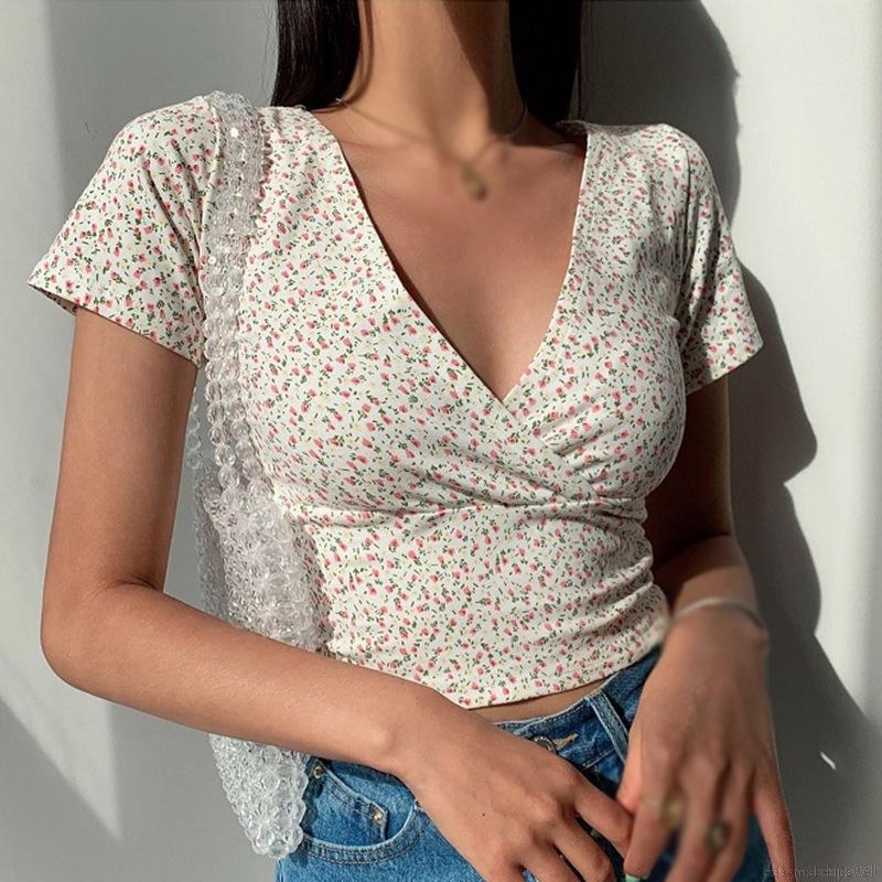 Áo croptop tay ngắn cổ chữ V in hoa xinh xắn cho nữ | BigBuy360 - bigbuy360.vn