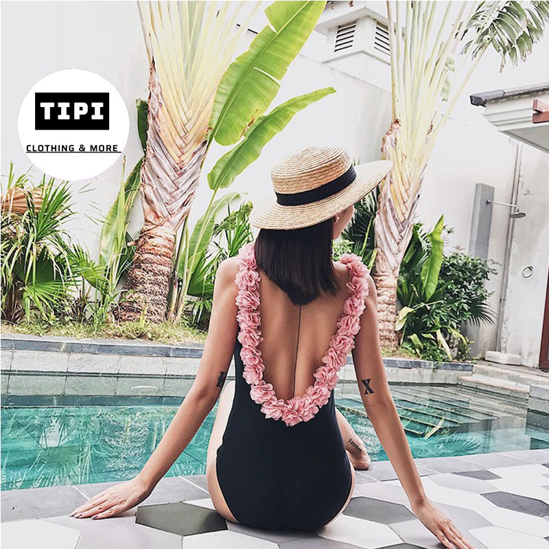 Bikini đi biển khoét lưng cánh hoa