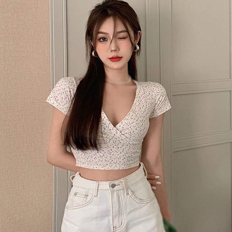 Áo Croptop Tay Ngắn Hoạ Tiết Hoa Thiết Kế Cổ Chữ V Quyến Rũ