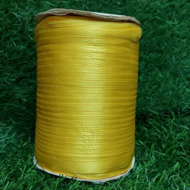 cuộn ruy băng , màu vàng , size 1cm.(1 cuộn/60k)