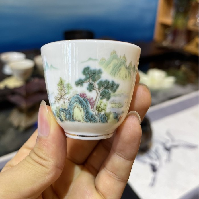 Chén trà sứ Cảnh Đức với nhiều hoạ tiết, dùng uống trà xanh, trà có hương thơm.