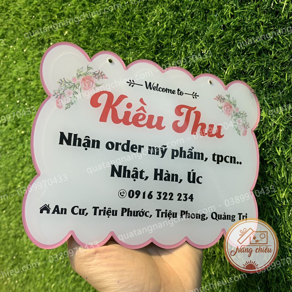 Bảng hiệu mica thiết kế độc lạ theo yêu cầu, chụp ảnh mỹ phẩm, hàng hóa, chất liệu sáng bóng, chống thấm nước hiệu quả