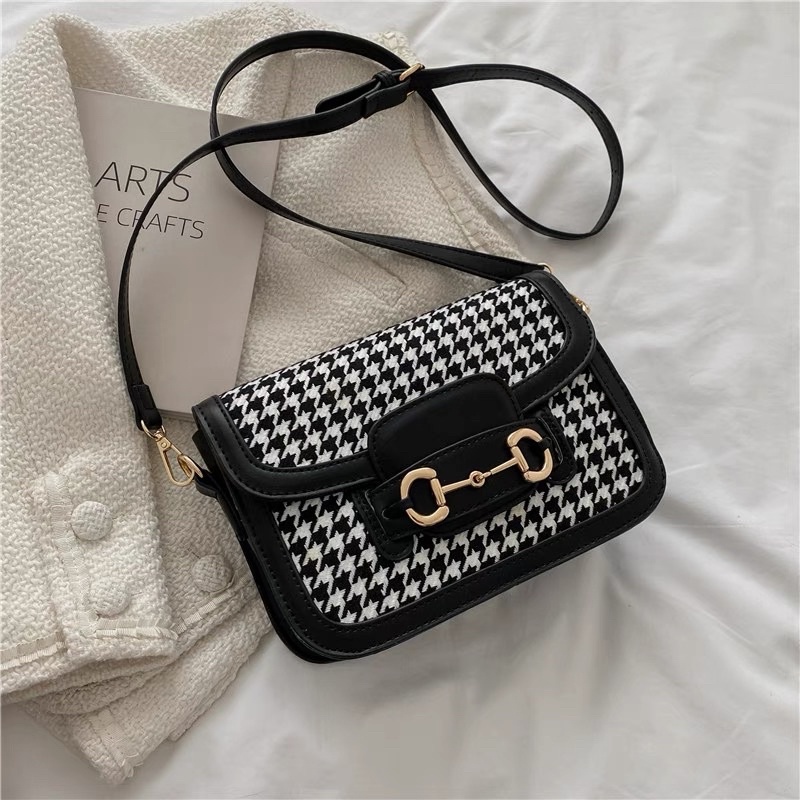 Túi xách đeo chéo đẹp phong cách Hà Hồ sang chảnh hiện đại CV15