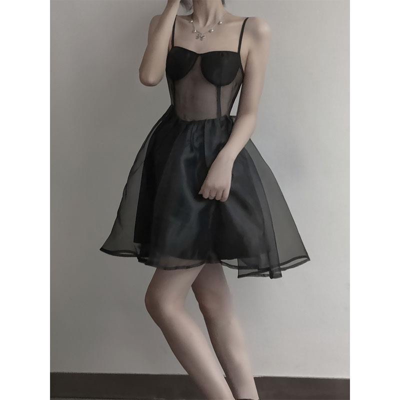 Set đầm voan hai dây xuyên thấu và áo vest croptop cách điệu cá tính