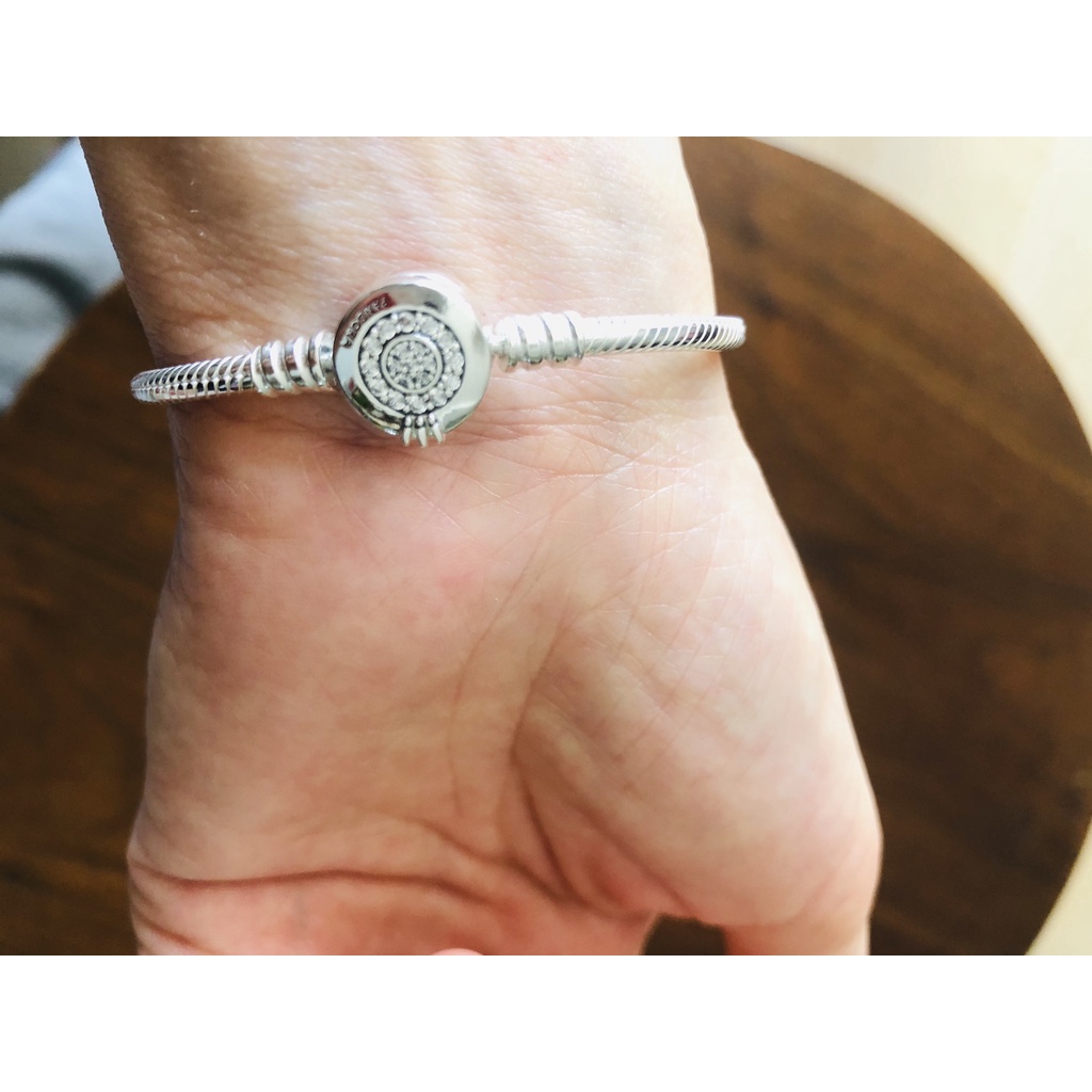 Vòng đeo tay khóa chữ O Crown sáng bóng pandora