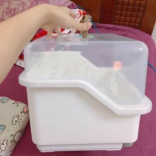 Úp bình sữa có nắp đậy
