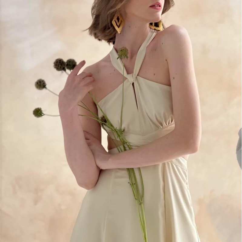 Pass đầm của Clothes bar 600K lúc mua 980K mặc đi tiệc biển 1 lần chụp hình còn mới 99.99%.đầm rất tôn dáng chất xịn đẹp