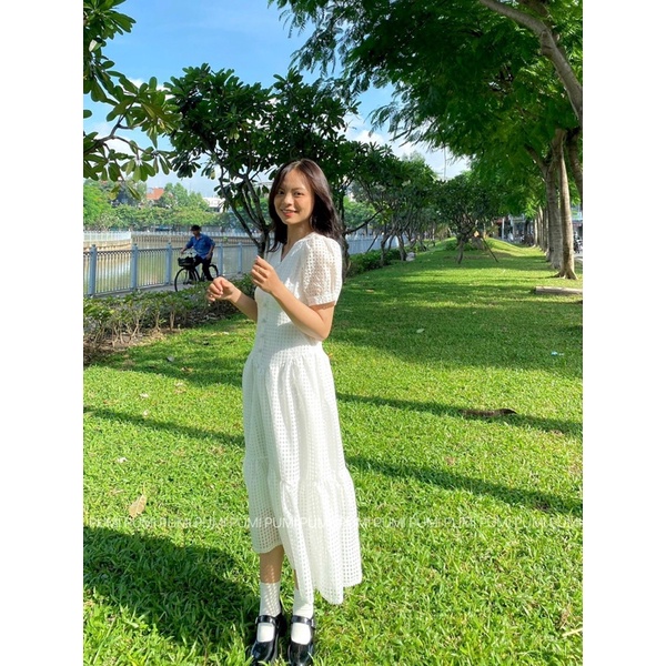 Đầm maxi trắng nữ kẻ ô cổ tim hàng nút bọc tầng xoè tay ngắn phồng freesize Pumi