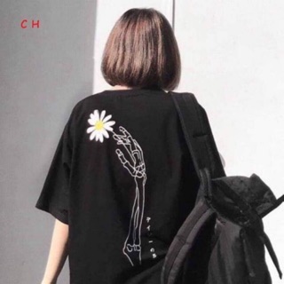 Áo phông tay lỡ tay cầm hoa cúc