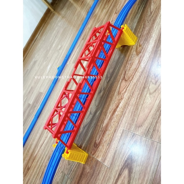 Ray khổng lồ tàu đi qua cầu Takara Tomy cho bé