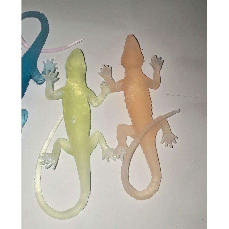 Sét 8 con tắc kè mô hình bằng cao su trong mềm và dẽo dài 18cm có màu và mẫu khác nhau