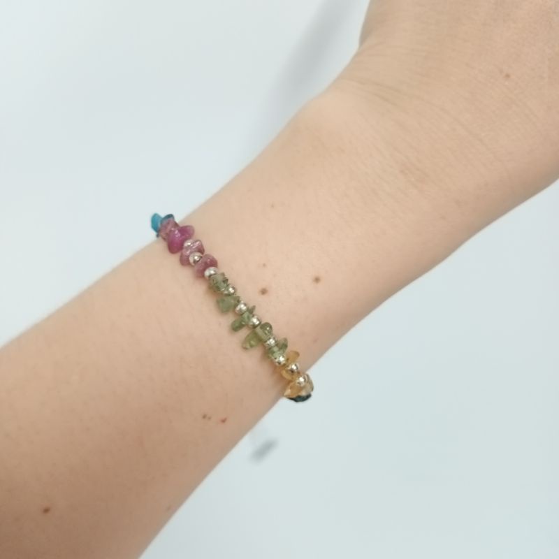 Vòng tay đá tourmaline vụn thô thanh tẩy mic kèm charm bạc đẹp
