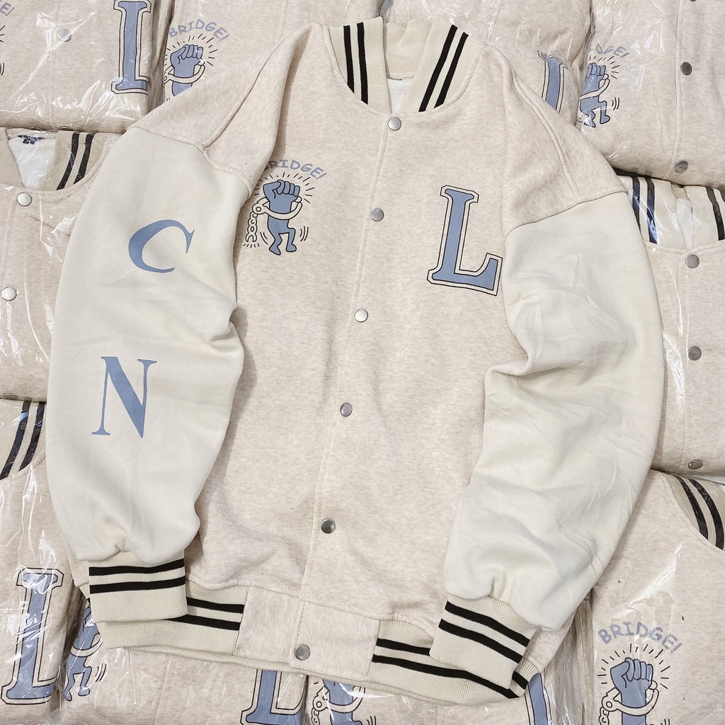 Áo Bomber nỉ màu kem nhạt in chữ L (hình thật) form unisex | BigBuy360 - bigbuy360.vn