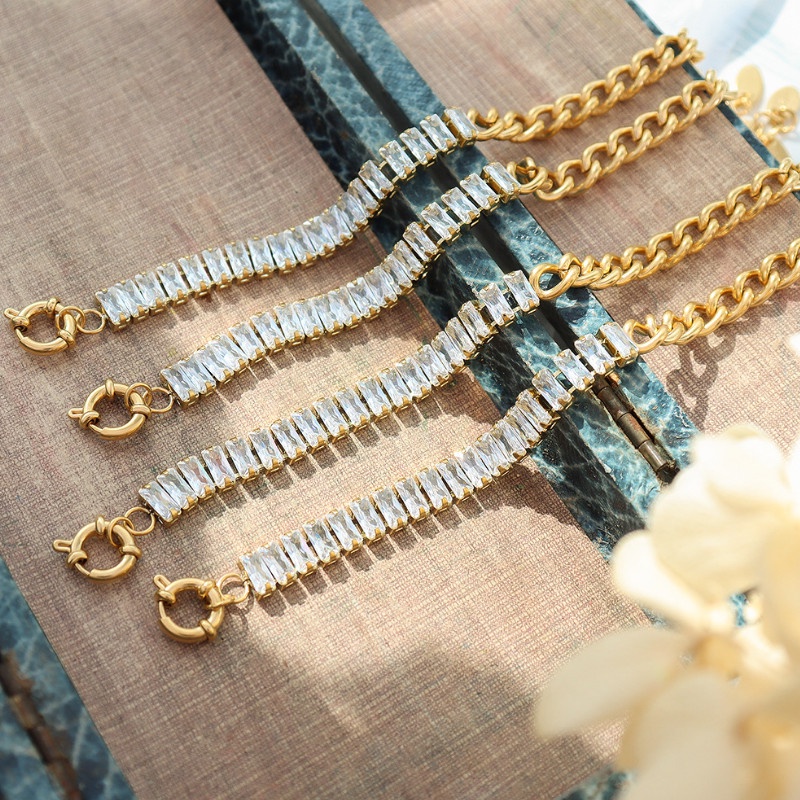 Lắc Tay Xích Đính Đá Nhân Tạo Titan Ko Đen TT 3882