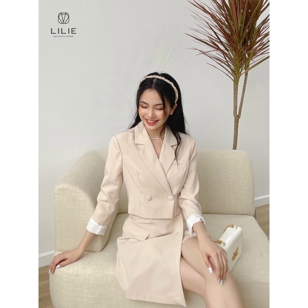 Set blazer croptop 2 cúc ngang be và chân váy vạt chéo | BigBuy360 - bigbuy360.vn