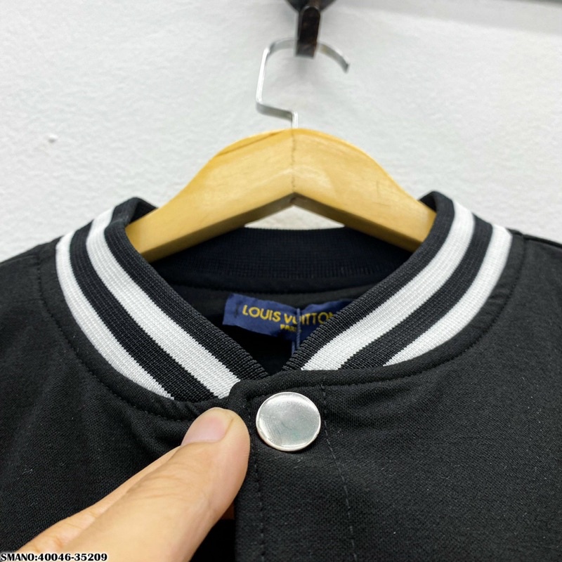 Áo khoác nỉ Bomber Jacket nam nữ dập hình túi ngực logo chữ ngược bo chun dệt chữ viền cực đẹp