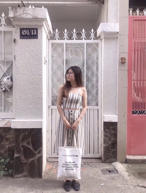 Set áo crop sọc chân váy dài.