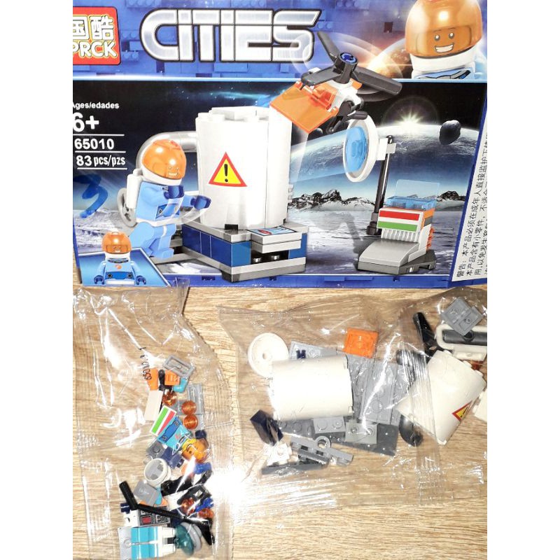 Lắp ráp 1 hộp LegoCities Phi Hành Gia vũ trụ 65010 có nhiều chi tiết bằng nhựa