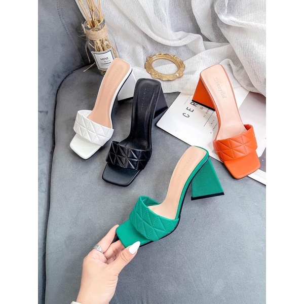Guốc gót thô tam giác quai ngang bản chần chỉ