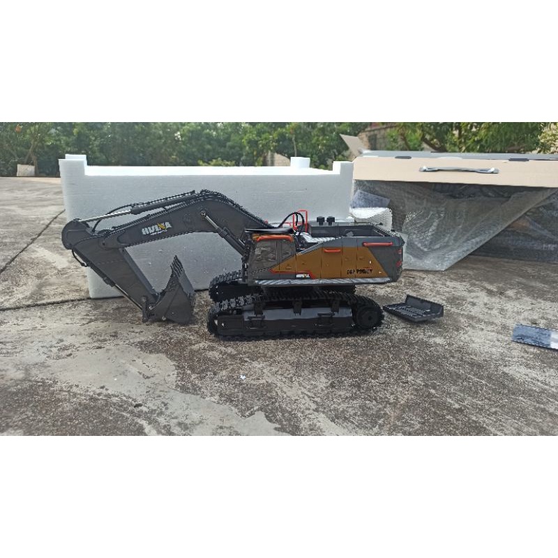 máy xúc huina 1592 gầu kim loại bản độ bánh răng